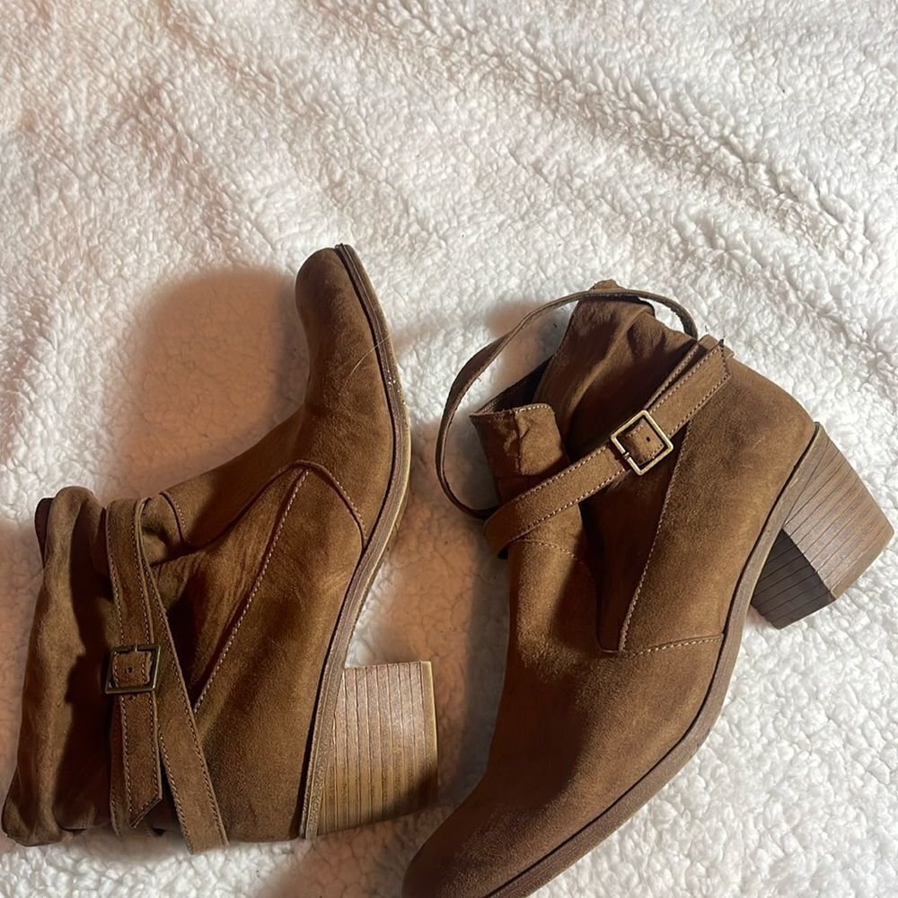 American Eagle boots size 11